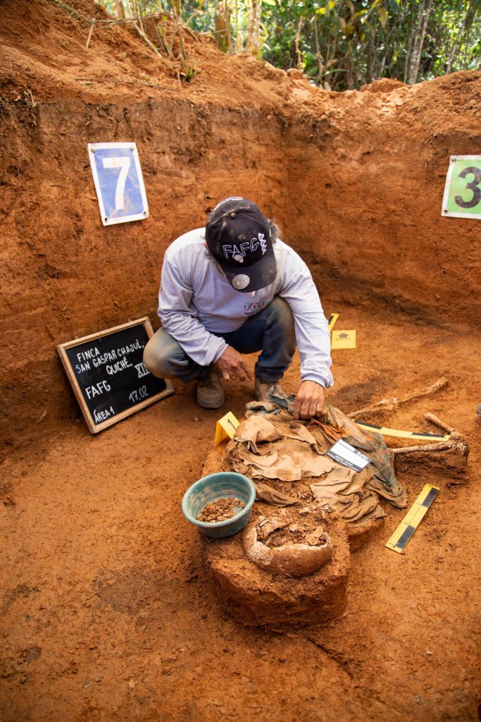 Arqueologo forense FAFG en exhumacion